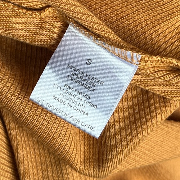 Stretchy, cropped,ribbed, fitted t shirt - size SMALL - Picture 4 of 4